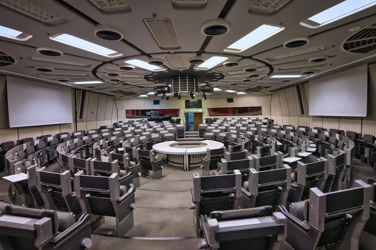 市政工程与房建工程有什么区别?河南建设企业带您了解核心差异